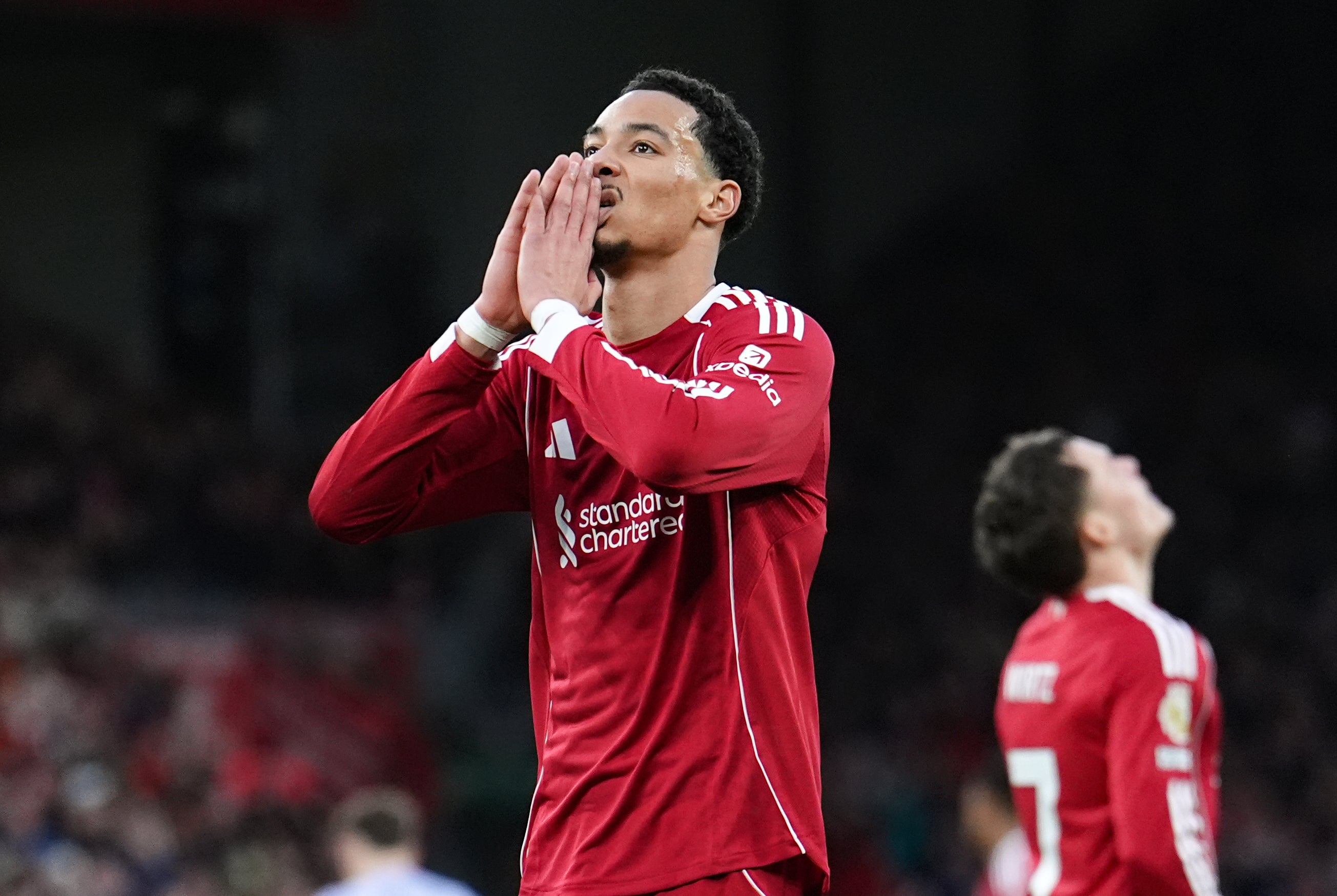 Hugo Ekitike scorant deux buts