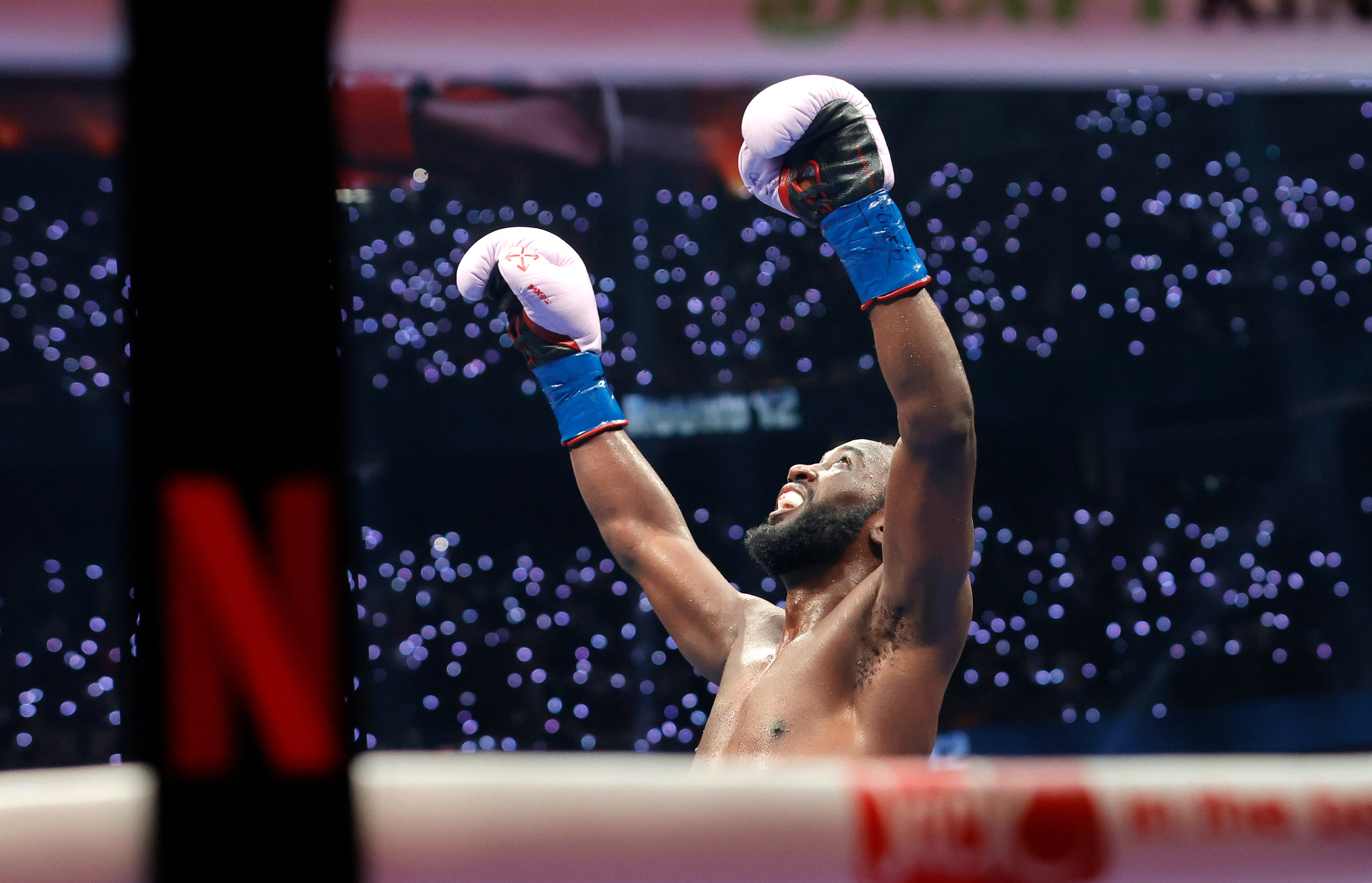Terence Crawford célèbre son succès contre Canelo Alvarez