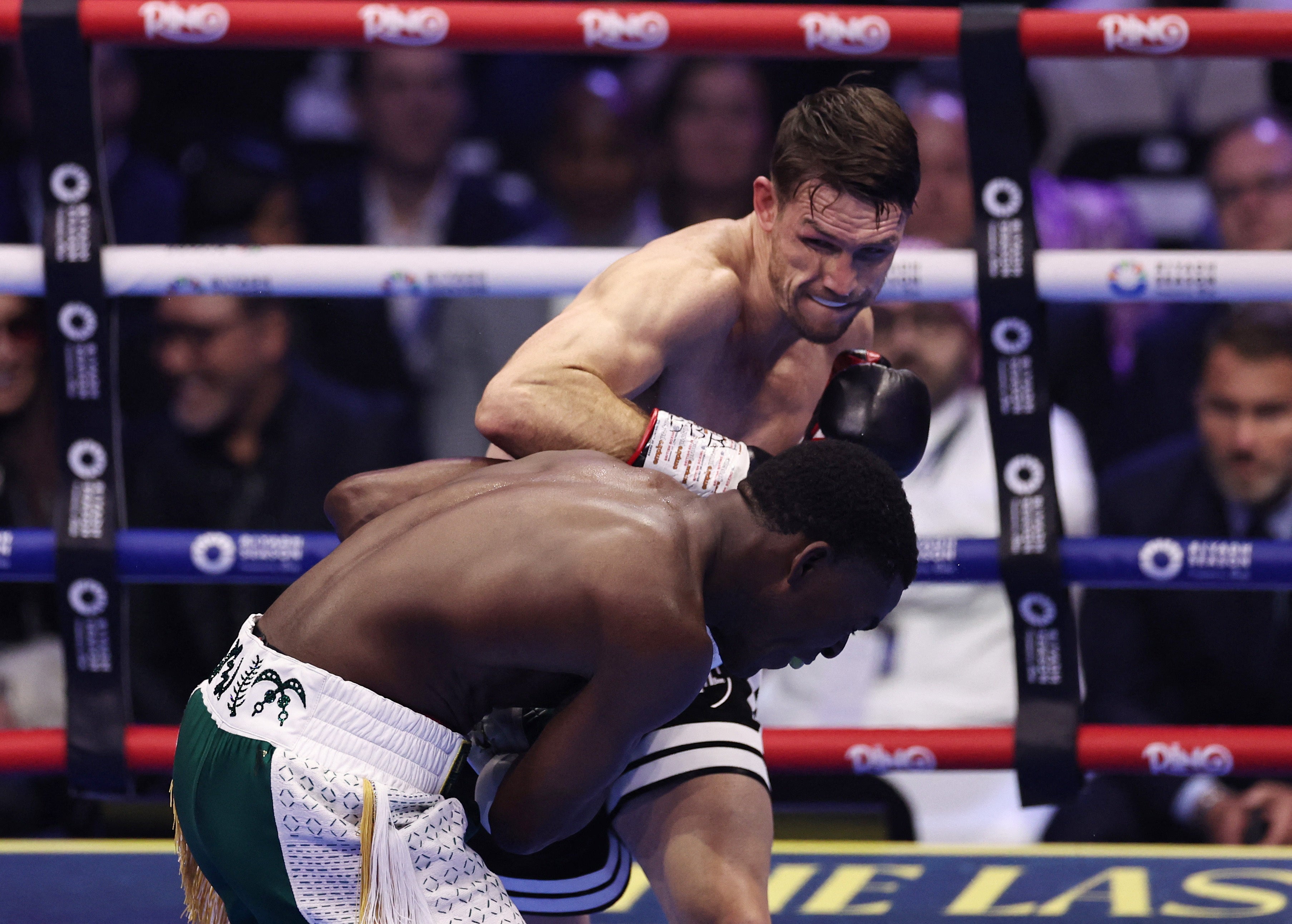 Callum Smith (en haut) a battu Joshua Buatsi par décision