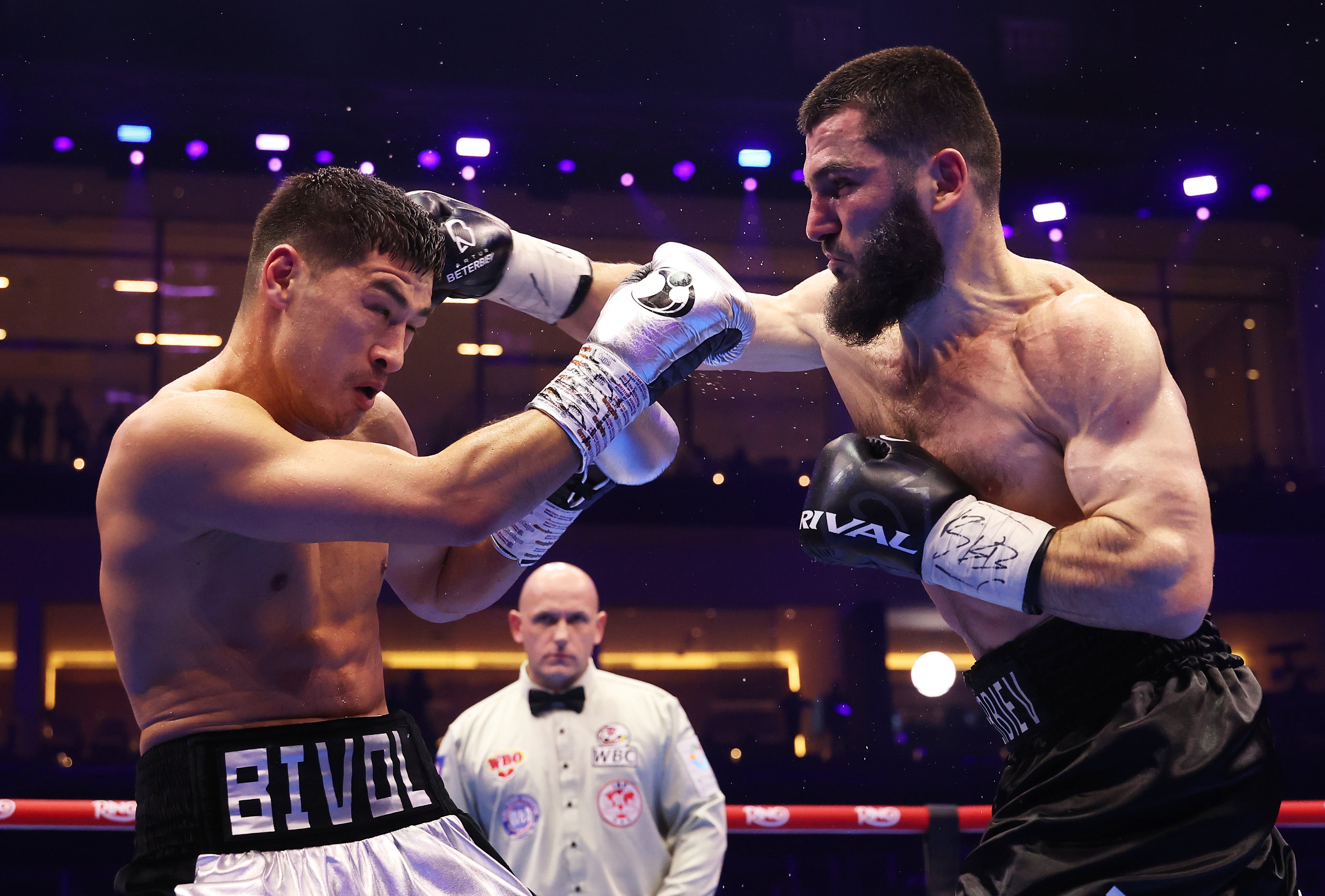 Dmitry Bivol (gauche) a vengé sa défaite contre Artur Beterbiev par une victoire au point