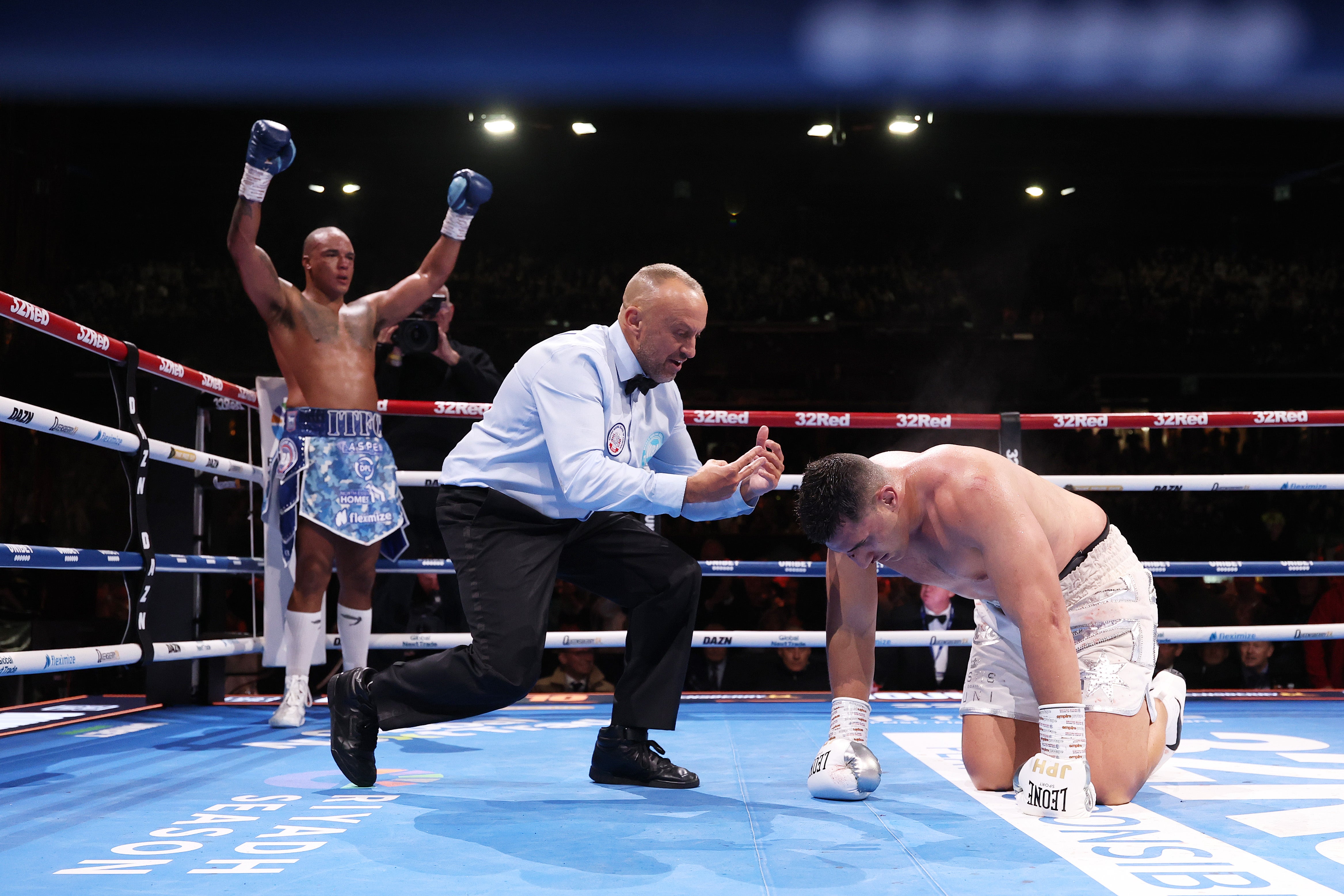 Fabio Wardley (gauche) a KO Justis Huni dans un finishing spectaculaire