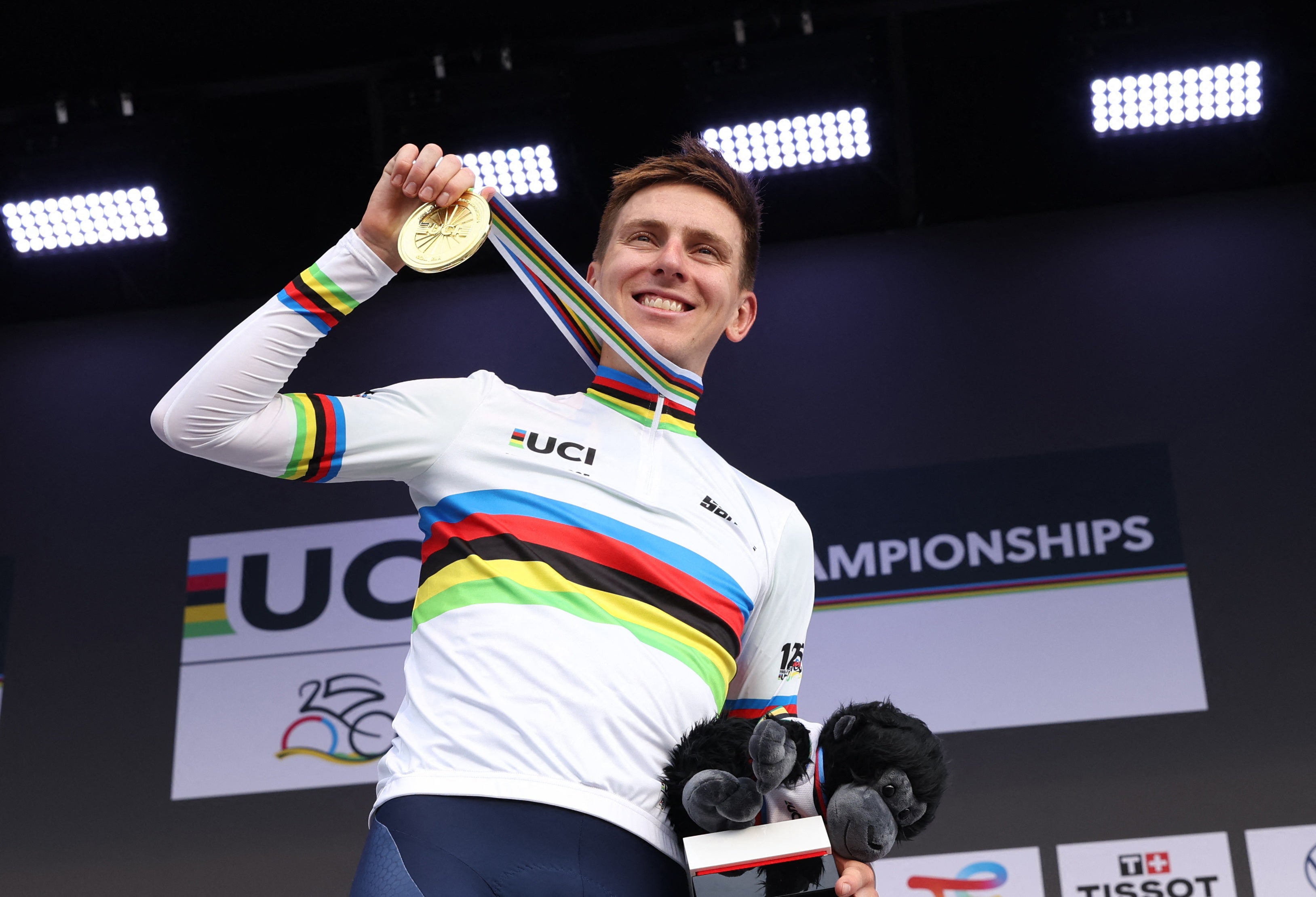 Tadej Pogacar célébrant un titre