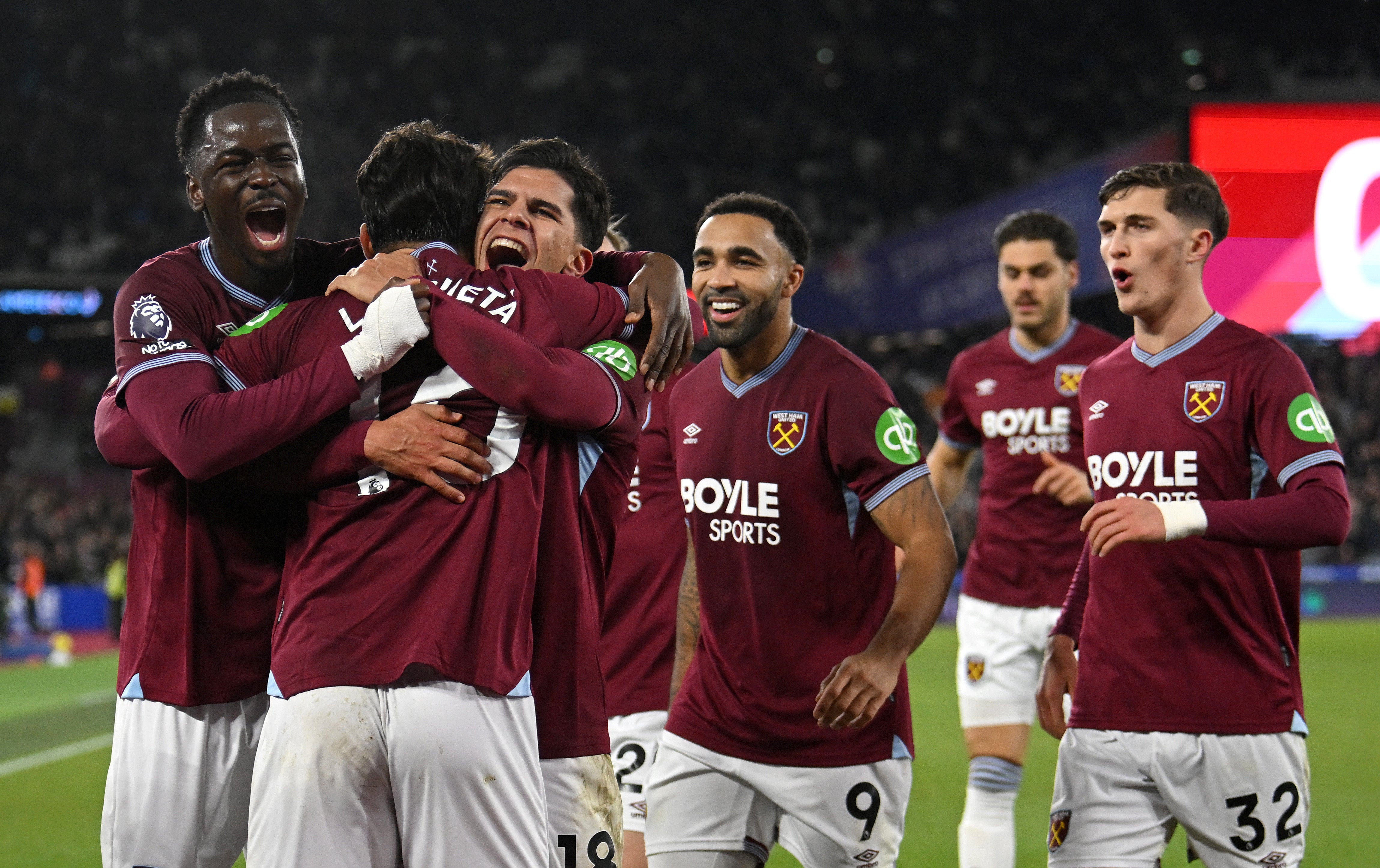 Dunk bloque Wilson et le penalty est accordé après vérification VAR