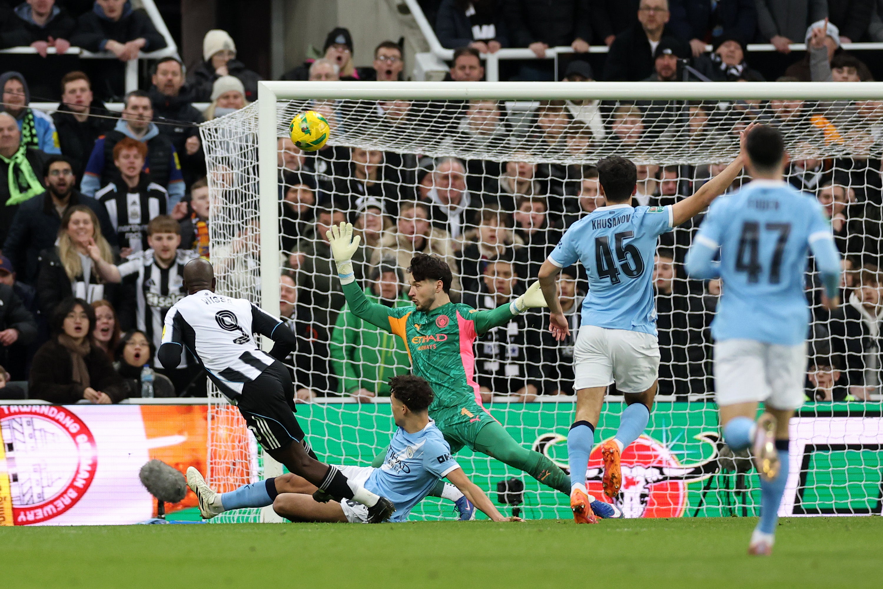 Yoane Wissa manque une occasion tôt dans le match