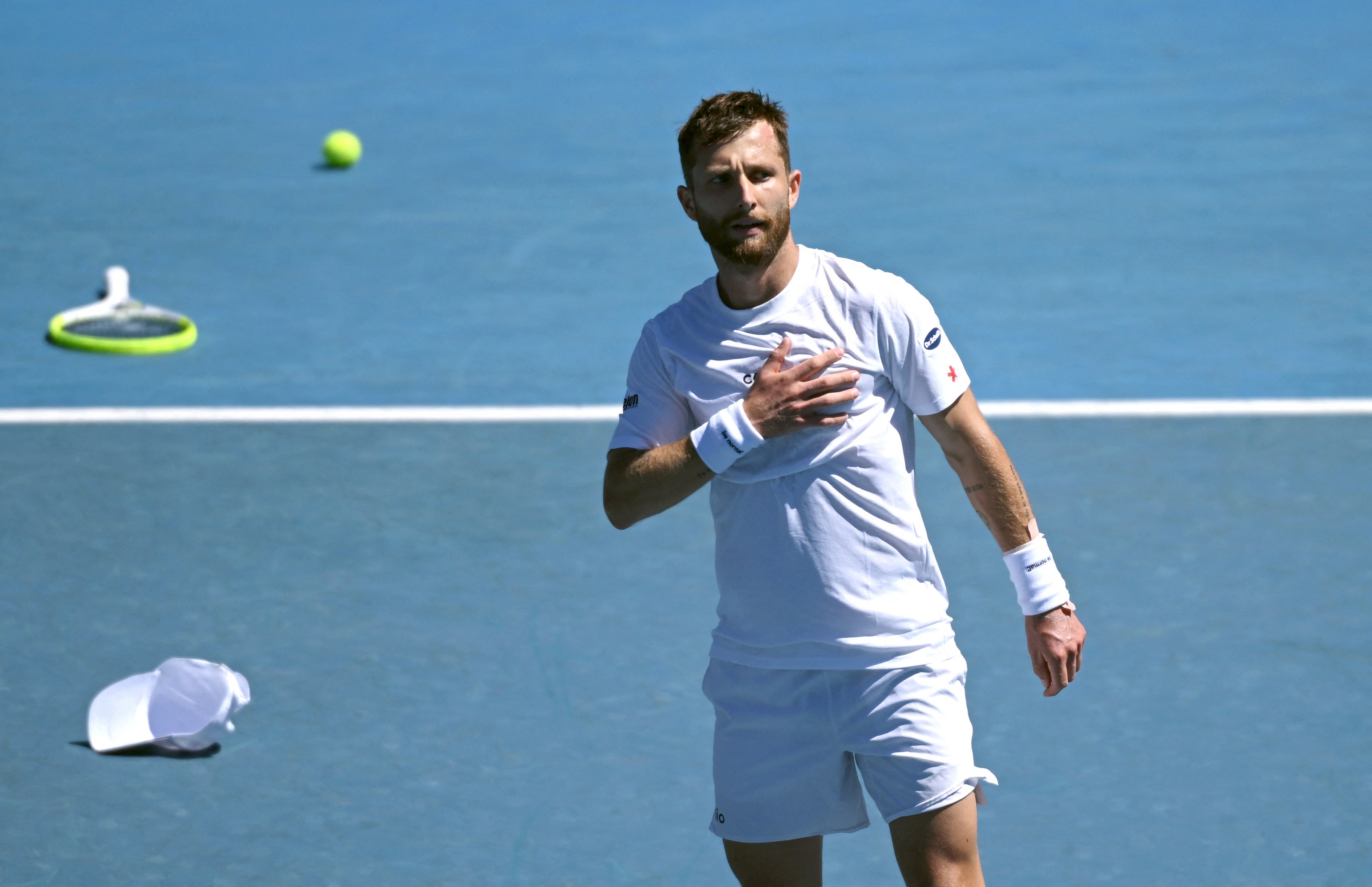 Corentin Moutet serre la main à Tristan Schoolkate d'Australie