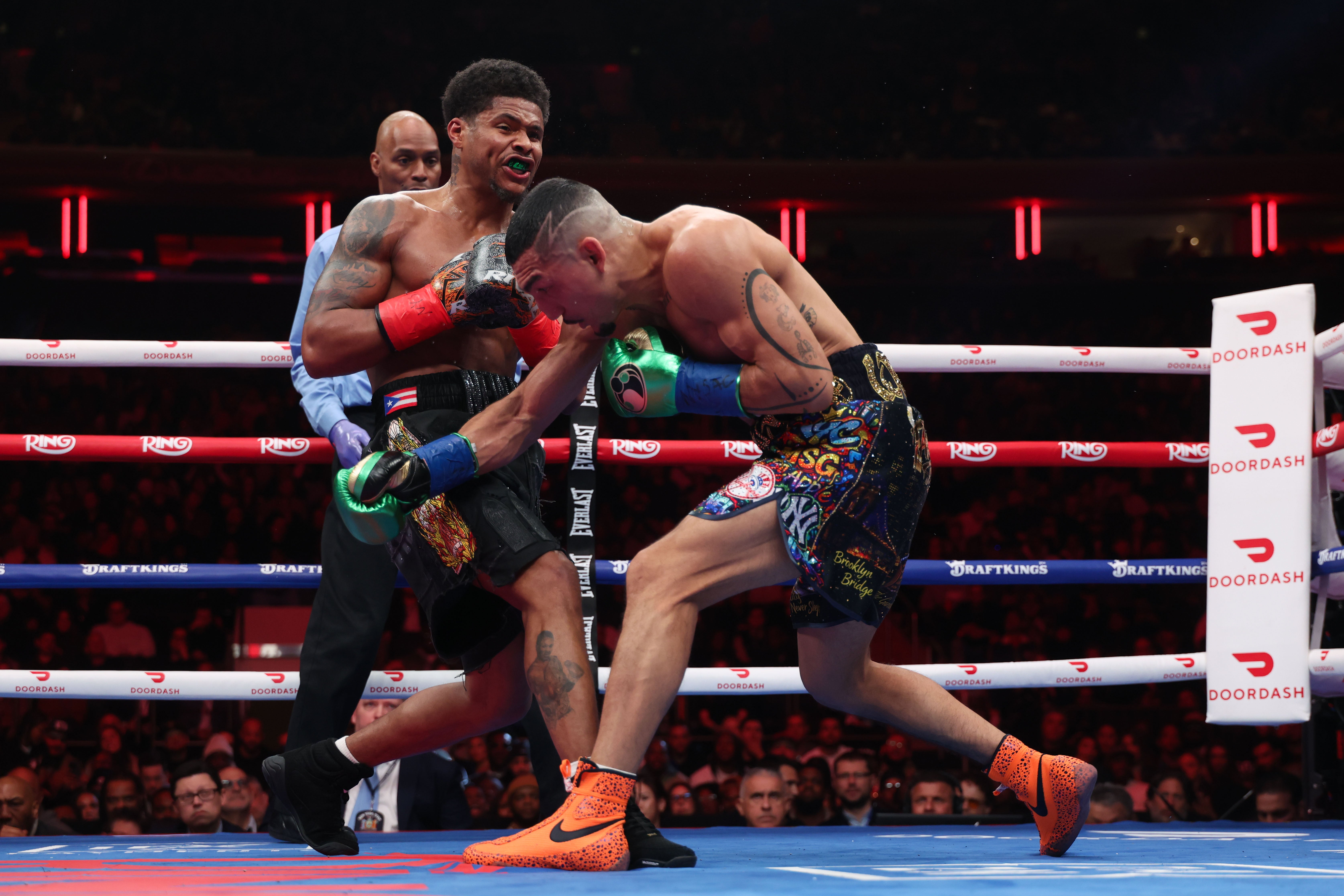 Shakur Stevenson (à gauche) domine Teofimo Lopez pendant 11 des 12 rounds