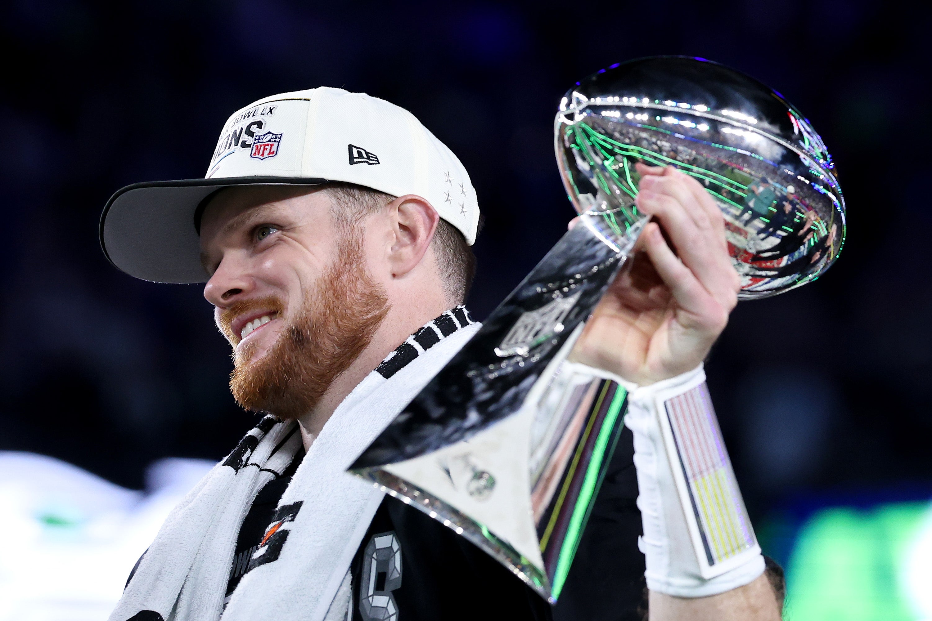 Sam Darnold célébrant le trophée Vince Lombardi
